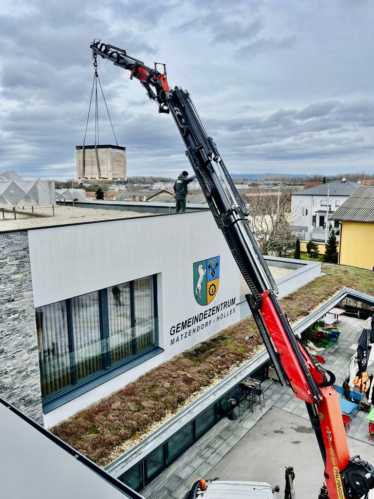 Kran verhub Photovoltaik Matrzendorf Gemeindezentrum Kran verhub Photovoltaik Matrzendorf Gemeindezentrum